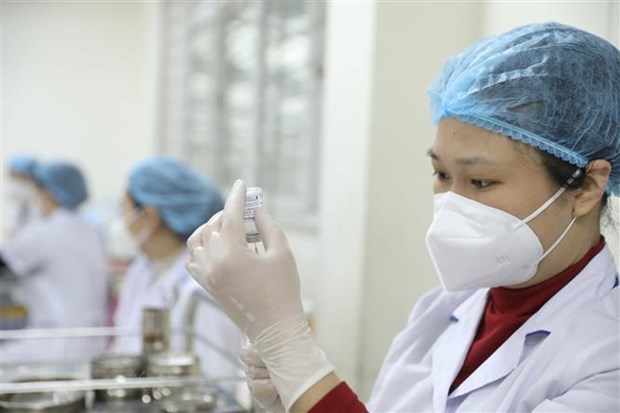 Vietnam records 12,012 new COVID-19 infections on April 18 hinh anh 1