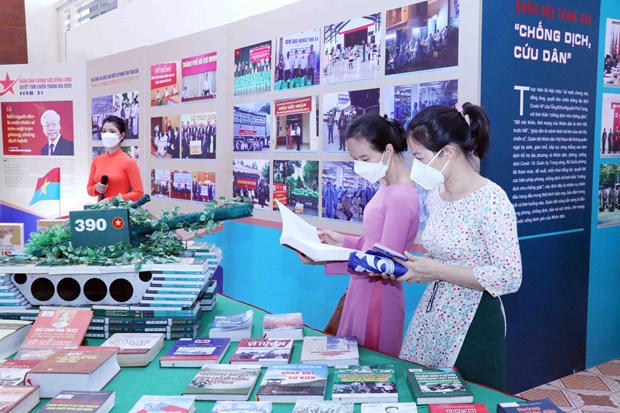 Army - people ties highlighted at HCM City exhibition hinh anh 1