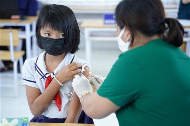 COVID-19: new cases on April 21 tops 12,000 hinh anh 1