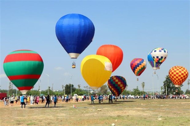 Kon Tum organises first hot air balloon festival hinh anh 1