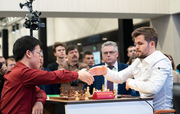 Vietnam's No.1 player defeats “World Chess King” hinh anh 1