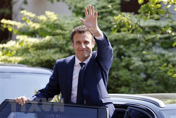 Vietnamese leaders congratulate French President over re-election hinh anh 1