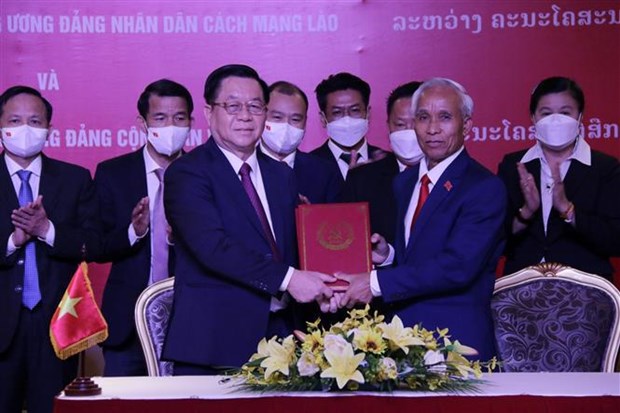 Vietnamese, Lao Party commissions foster cooperation hinh anh 1