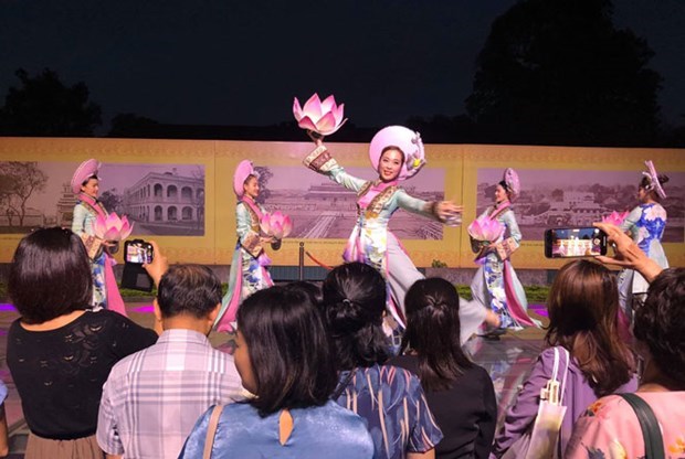 Night tour of Thang Long Imperial Citadel to return in late April hinh anh 1