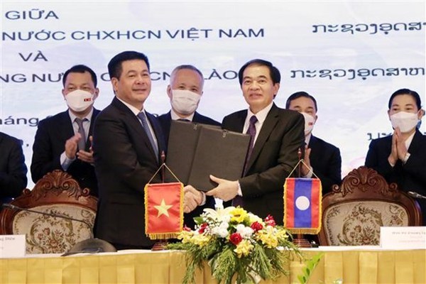Lao newspaper highlights development of Vietnam-Laos special ties throughout history hinh anh 2