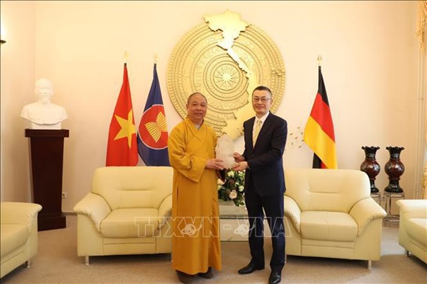Vietnam Buddhist Sangha official visits Germany hinh anh 2