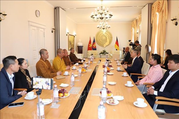 Vietnam Buddhist Sangha official visits Germany hinh anh 1