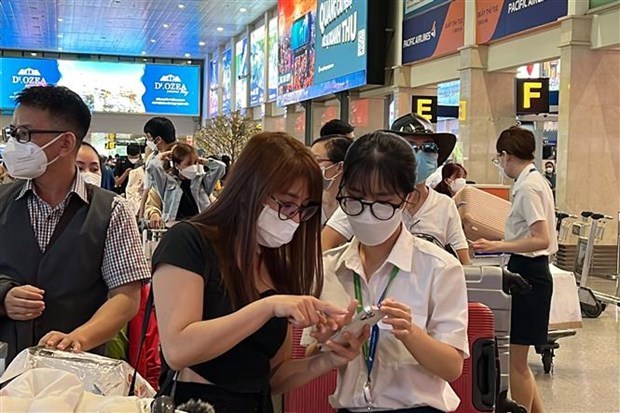 Tan Son Nhat Airport tightens security for holidays hinh anh 1