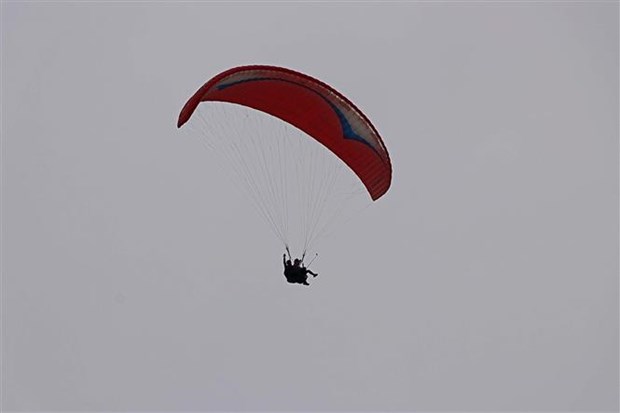 Hoa Binh launches paragliding activities ahead of SEA Games 31 hinh anh 1