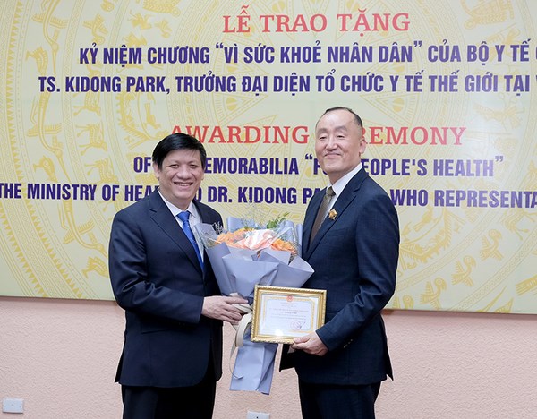 WHO representative honoured with insignia hinh anh 1
