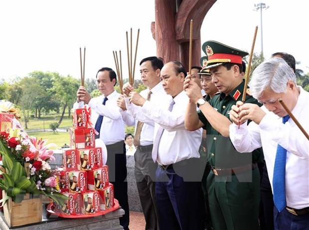 State, National Assembly leaders pay tribute to war martyrs hinh anh 1
