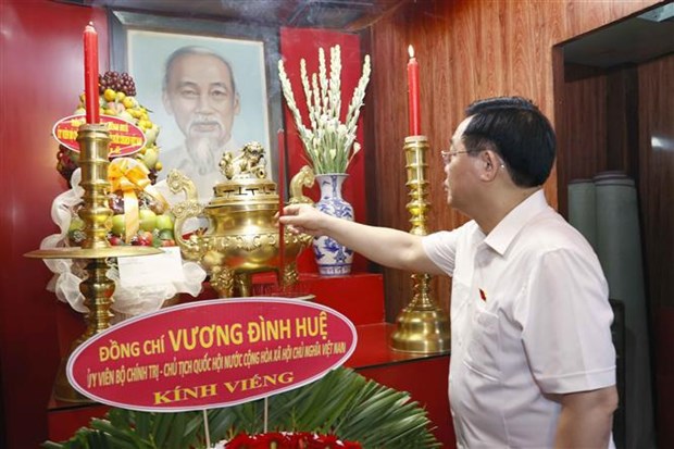 State, National Assembly leaders pay tribute to war martyrs hinh anh 2