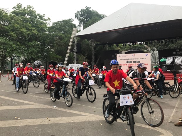 Cycling tour debuts exclusively for visitors during SEA Games 31 hinh anh 1