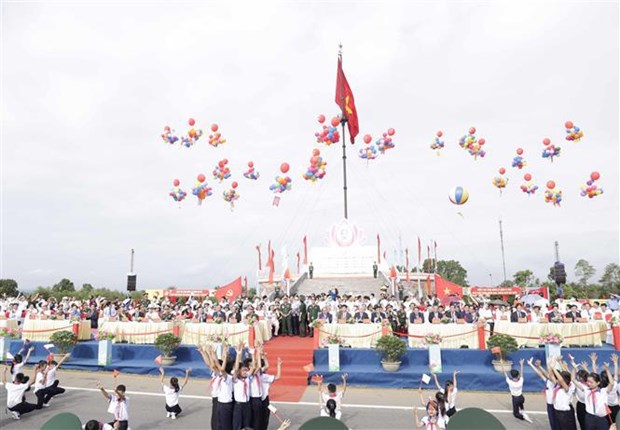 President attends Quang Tri’s flag-raising ceremony marking Reunification Day hinh anh 1