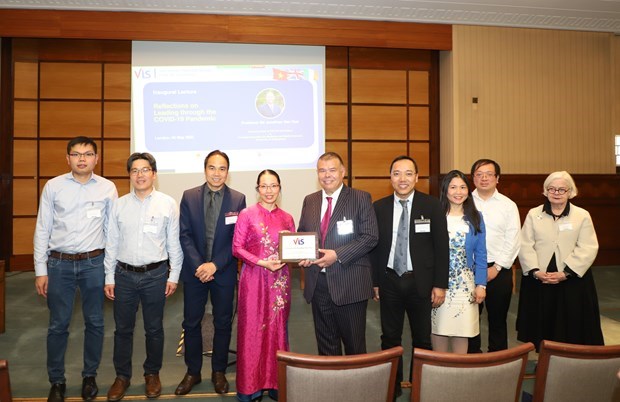 Vietnamese-British Professor becomes honorary chairman of VIS hinh anh 1