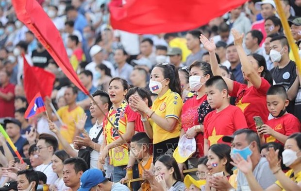 SEA Games 31: Fan support at Thien Truong Stadium stuns foreign friends hinh anh 1