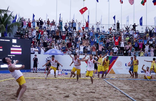 Vietnam win third beach handball match at SEA Games 31 hinh anh 1