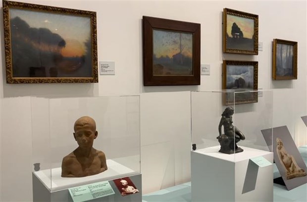 Exiled Vietnamese emperor’s art works exhibited in France hinh anh 1