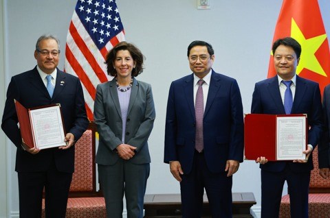 Vietnamese, US firms get investment registration certificate for LNG terminal project hinh anh 1