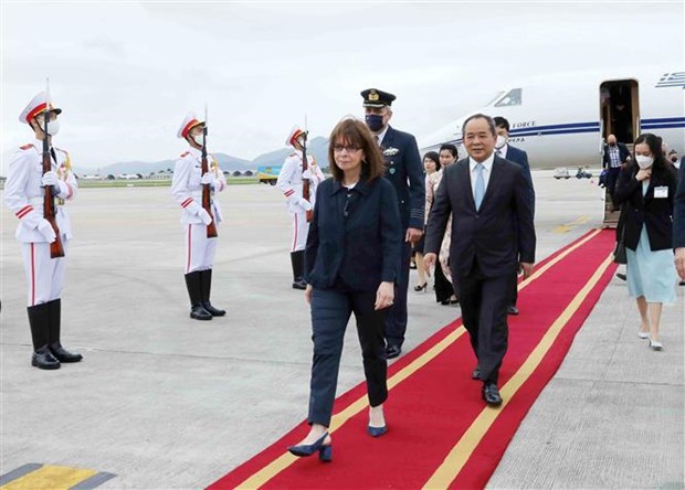 Greek President arrives in Hanoi for official visit to Vietnam hinh anh 1