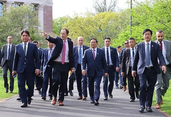 PM attends dialogue on development orientations with Harvard school professors hinh anh 1