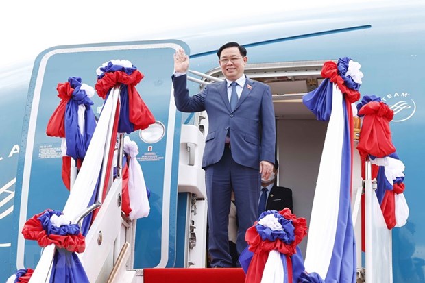 NA Chairman arrives in Vientiane, beginning official visit to Laos hinh anh 1