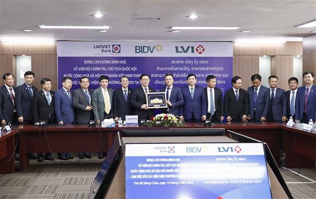 NA Chairman visits Lao - Viet Bank in Vientiane hinh anh 1