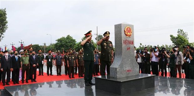 Vietnam, Cambodia hold first border defence exchange hinh anh 1