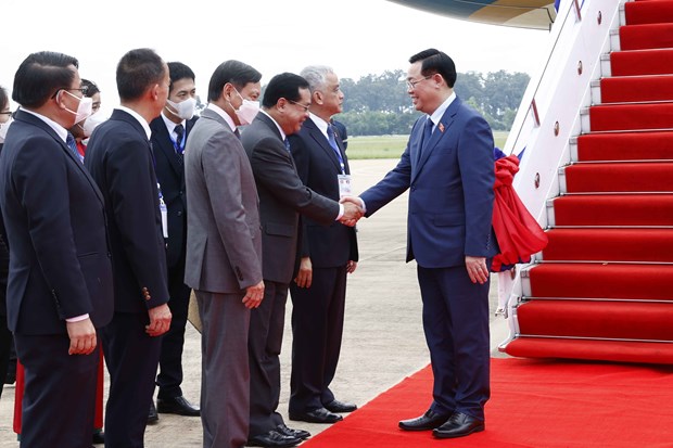 Lao newspaper spotlights Vietnamese NA Chairman's official visit hinh anh 1