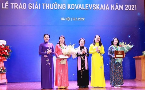 Kovalevskaya Award 2021 presented to two university professors hinh anh 1