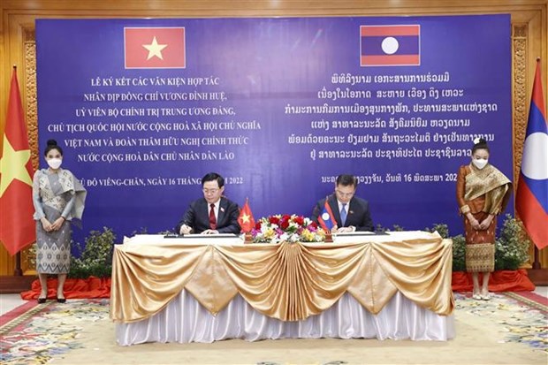 NA leader holds talks with Lao counterpart hinh anh 2