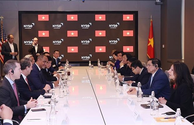 PM visits New York Stock Exchange, holds roundtable with CEOs of world leading firms hinh anh 4