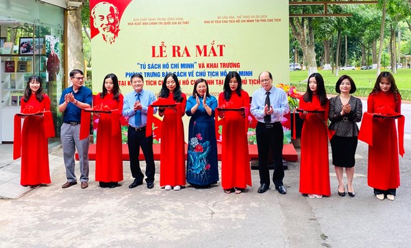 “Ho Chi Minh Bookcase” inaugurated in Hanoi hinh anh 2