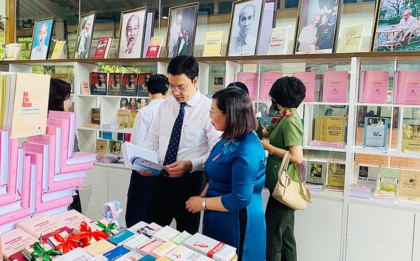 “Ho Chi Minh Bookcase” inaugurated in Hanoi hinh anh 1
