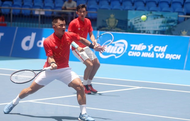 SEA Games 31: Vietnam trounce Malaysia in men’s doubles tennis qualifications hinh anh 1