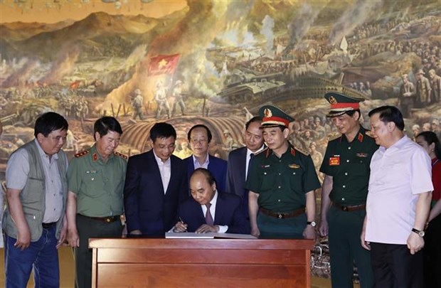 President pays tribute to Dien Bien Phu soldiers hinh anh 4