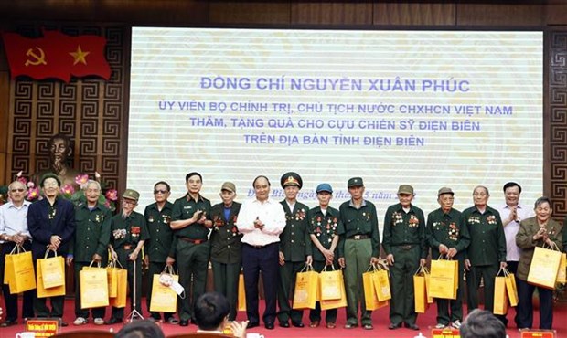 President pays tribute to Dien Bien Phu soldiers hinh anh 5