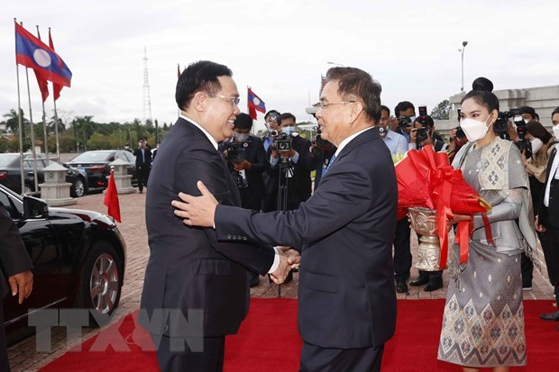 Laos launches writing contest on special relations with Vietnam hinh anh 1