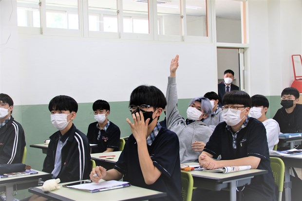 Vietnamese language included in Korean school’s career counseling for students hinh anh 1