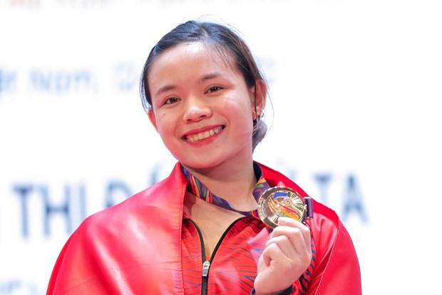 Vietnamese female weightlifter sets three new SEA Games records hinh anh 1