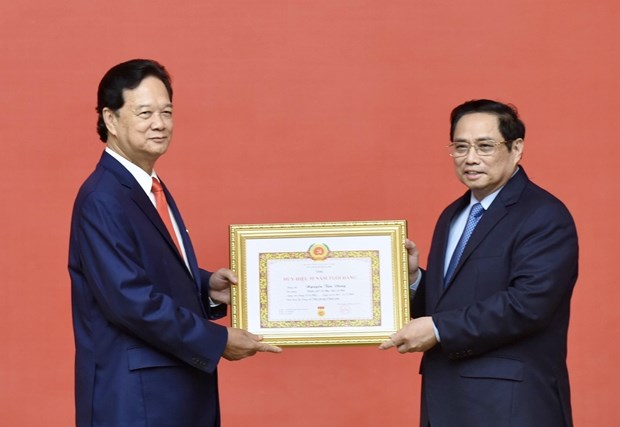 Former Prime Minister presented with 55-year Party membership badge hinh anh 1