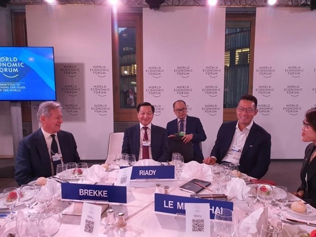 Deputy PM Le Minh Khai active at WEF Davos 2022 hinh anh 1