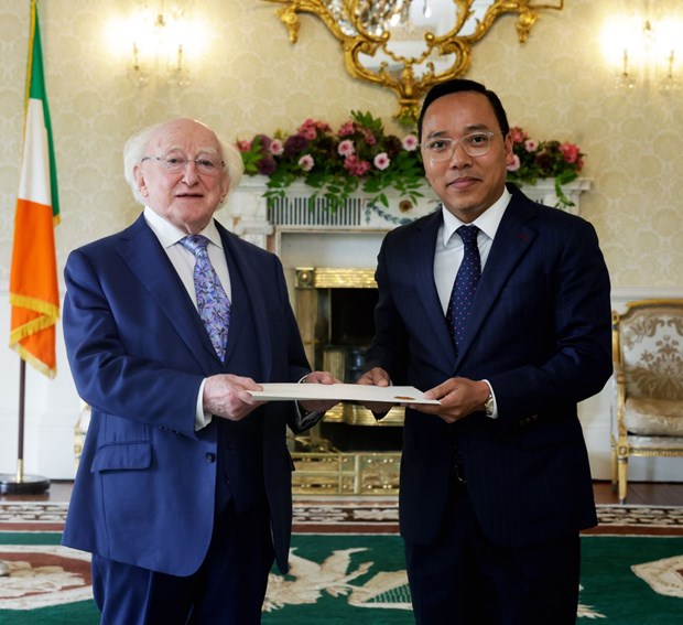 Vietnamese ambassador presents credential letter to Irish President hinh anh 1