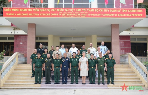 Foreign military attaches visit Military Command of Khanh Hoa province hinh anh 1
