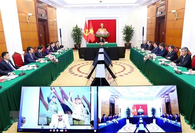 Vietnamese, Cuban Party officials hold talks hinh anh 2