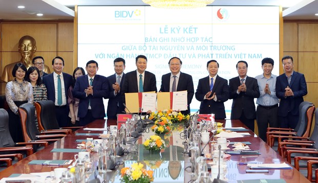 Ministry, bank sign MoU to promote sustainable green financial development hinh anh 1