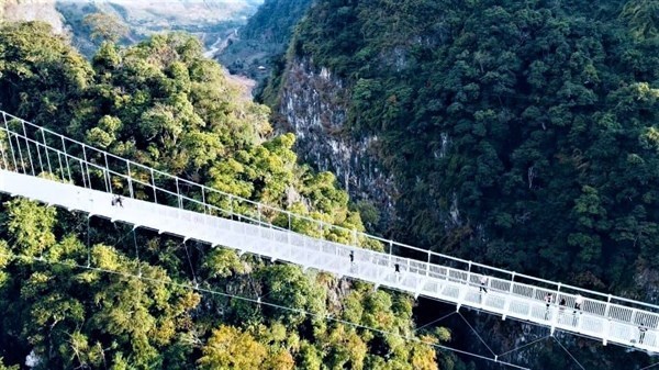 World’s longest glass bridge inaugurated in Son La province hinh anh 1