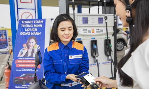 Contactless payment services available at Petrolimex stations nationwide hinh anh 1