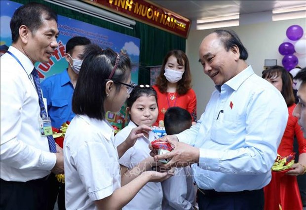 State leader visits disabled children in Hanoi hinh anh 2