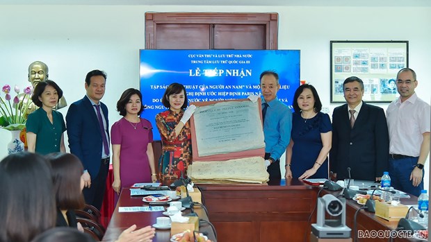 Century-old photo album about local industries presented to archives centre hinh anh 1